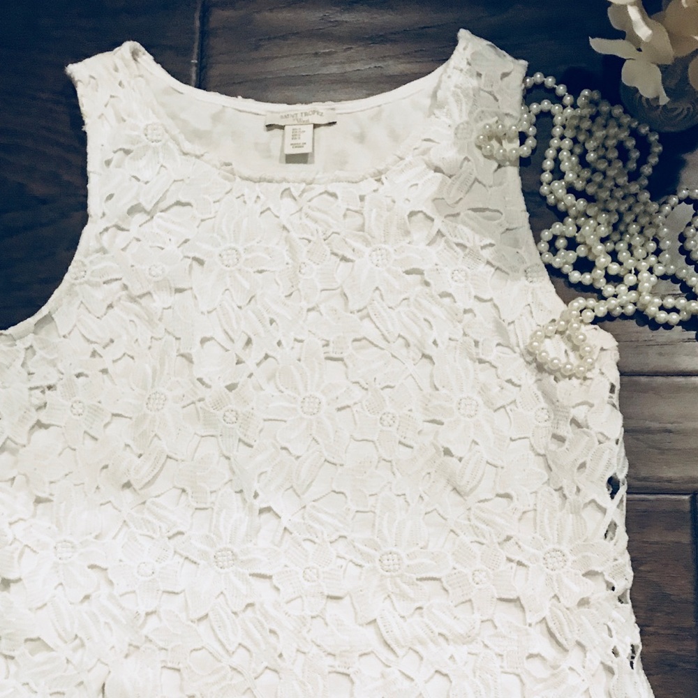 Summer essential. 🌸 White lace top.